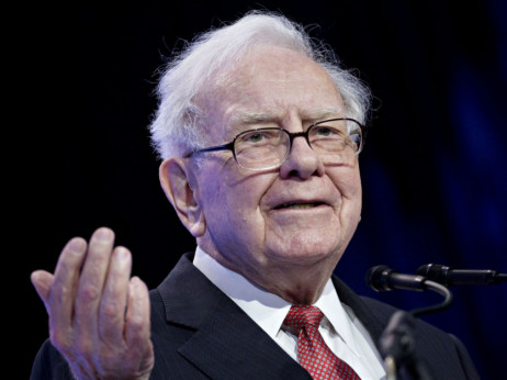 Buffett ob manku naložbenih priložnosti polni blagajno Berkshire Hathaway
