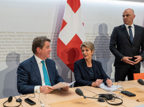 Prevzem Credit Suisse tema izredne seja švicarskega parlamenta