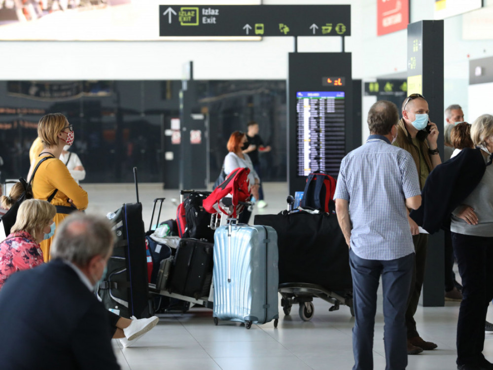 Zaradi manka osebja leti zamujajo, težave tudi pri Croatia Airlines