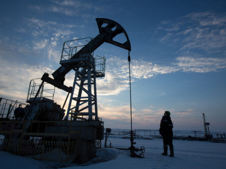Rusija kljub dogovoru o rezih v proizvodnjo rekordno hitro črpa nafto