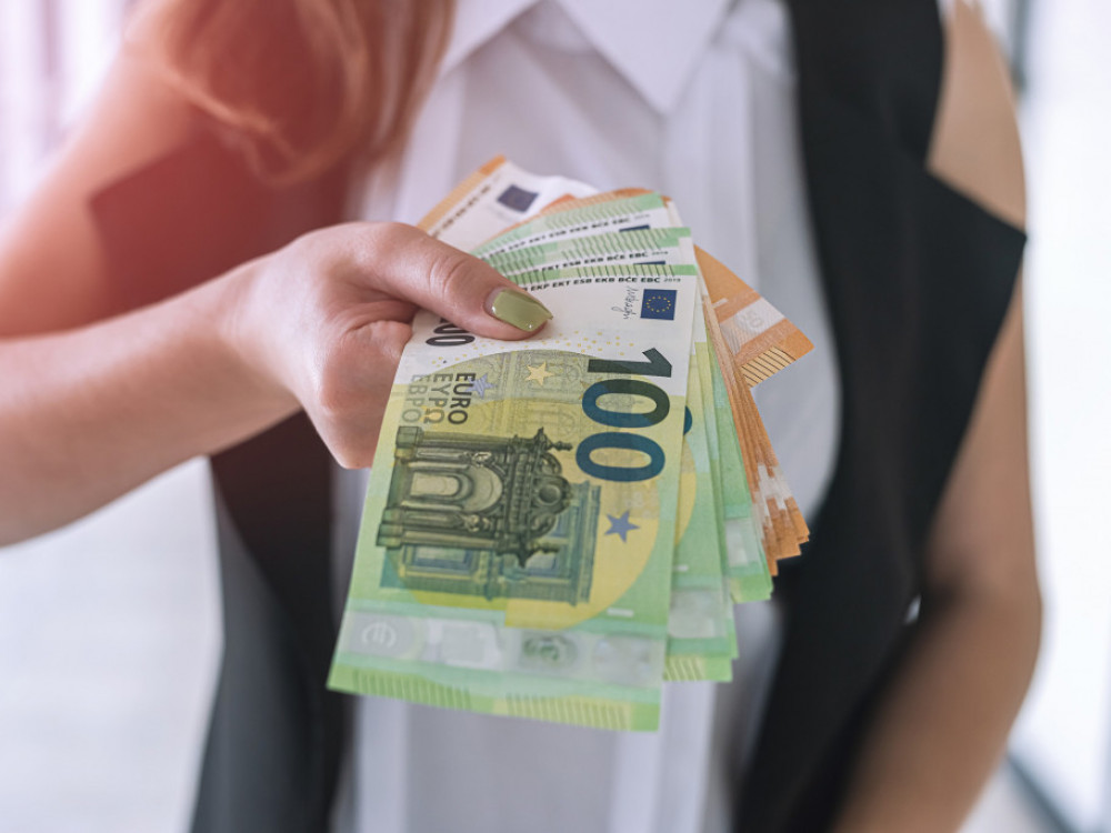 Božičnica, regres, prehrana … kako zaposlenim dvigniti neto plačo?