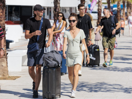 Turizem: Ostali so doma zaradi premalo denarja, časa ali bolezni