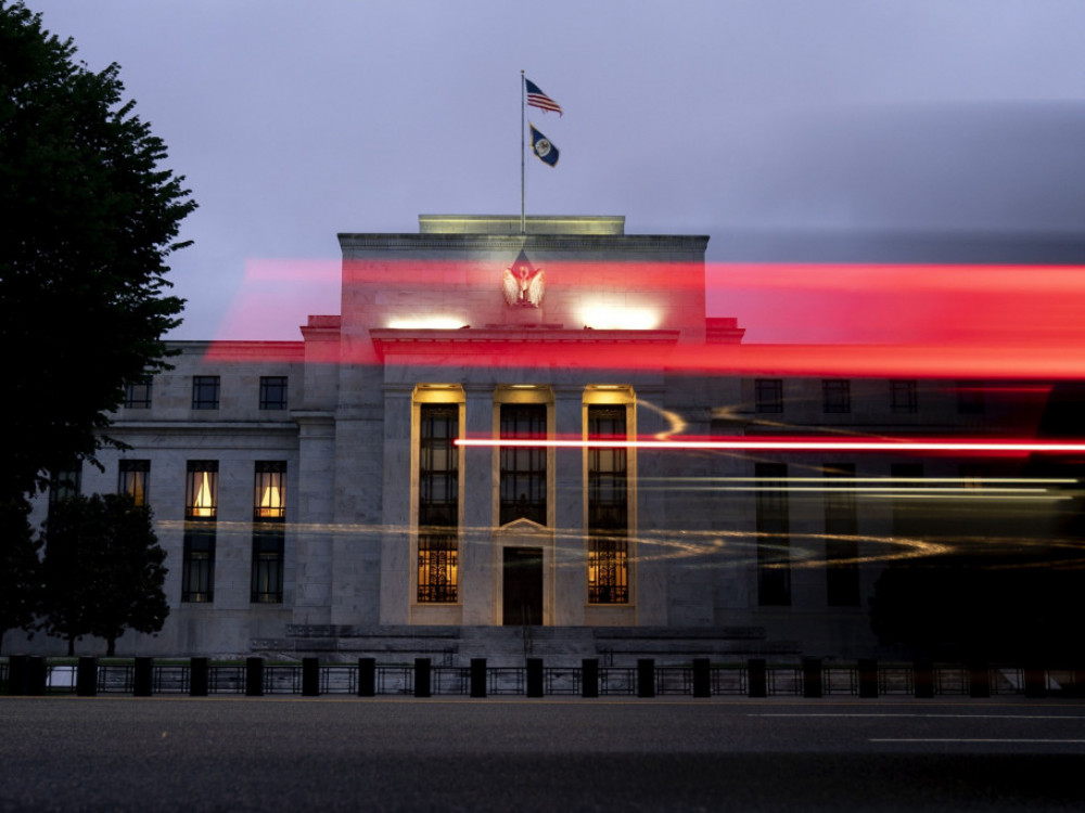 Fed pritisnil na zavoro; novi dvigi obrestnih mer niso izključeni