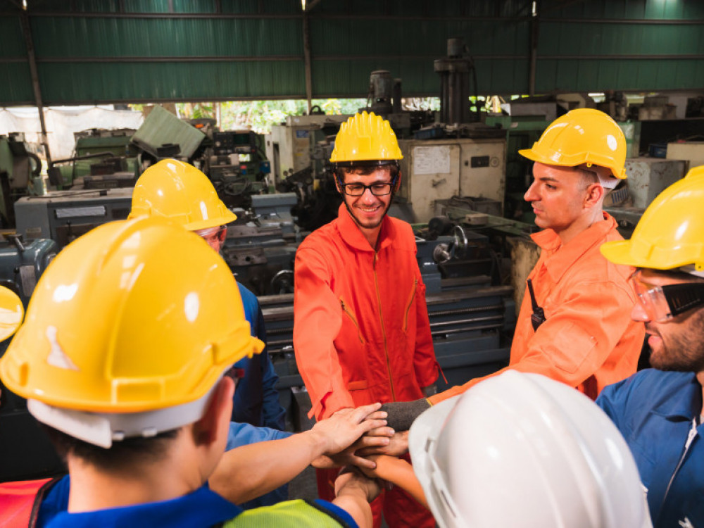 Kaj delavcem iz tujine ponujajo delodajalci in kje prihaja do težav?