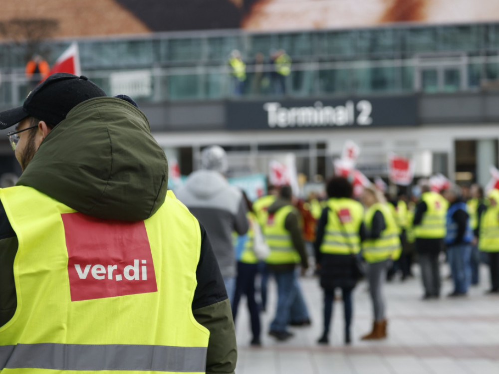 Slovenskemu dvigu plač v javnem sektorju sledila tudi Nemčija