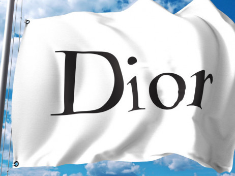 Kako Diorjeva stilska potovanja narekujejo modne (in finančne) trende