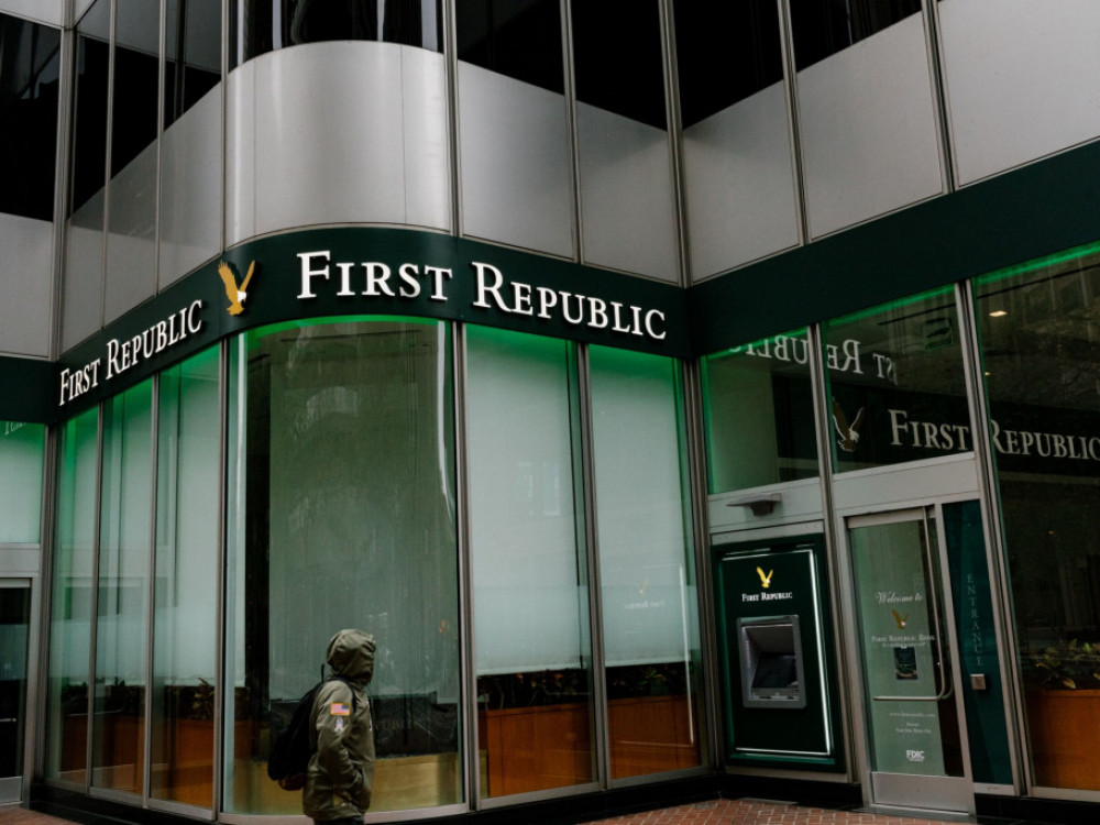 Delnice regionalnih bank v ZDA upadajo zaradi strahu pred nadaljnjim reševanjem