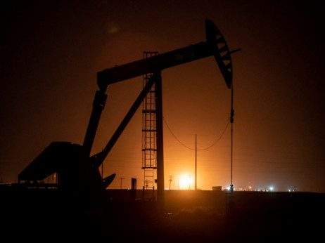 Cene nafte letos upadle za desetino, trg ostaja nihajen