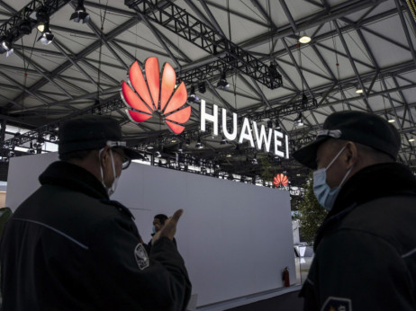 Najnaprednejši Huaweiev telefon klofuta ameriškim sankcijam
