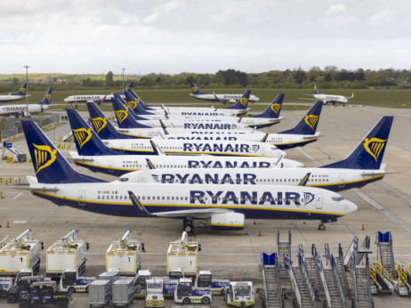 Ryanair ob rekordnem številu potnikov skoraj do rekordnega dobička