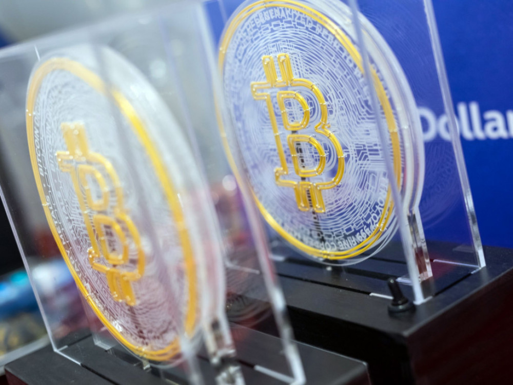 Manj volatilnosti: Bitcoin od sredine marca okrog 27 tisoč dolarjev