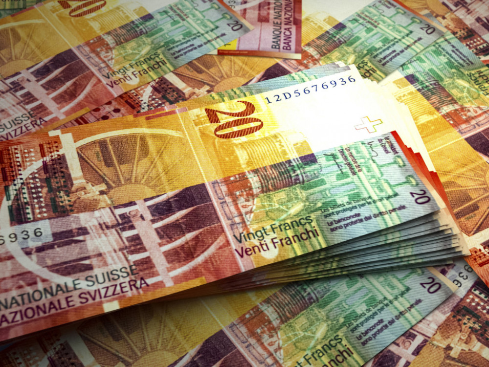 Švicarski frank v primerjavi z evrom najvišje po letu 2015