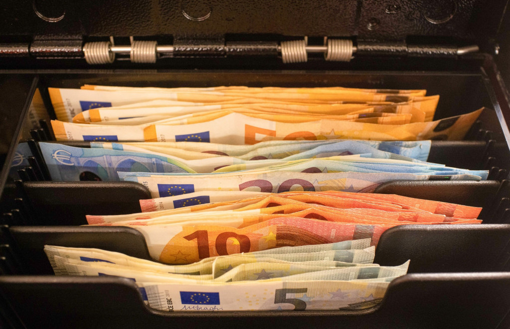 Slovenska podjetja v 2023 vidno zmanjšala denarna sredstva