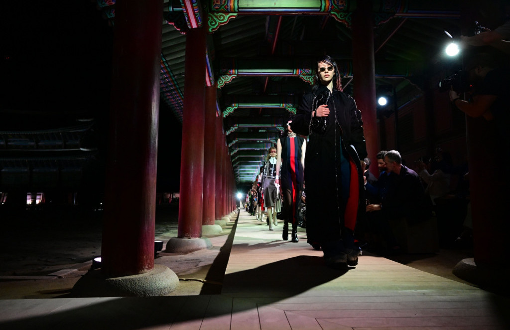 Gucci z modno revijo v Seulu nagovarjal bogate Korejce