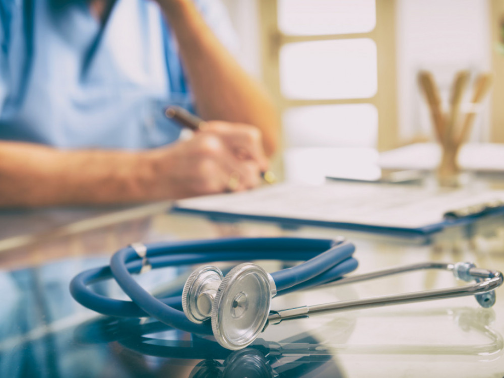 Pregled cenikov zasebnikov: Koliko stanejo zdravstvene storitve, za katere se najdlje čaka?