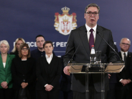 V Srbiji napoved predčasnih parlamentarnih volitev in izrednih višanj plač