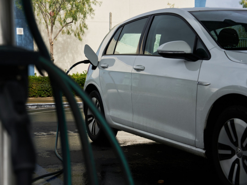 Električni avtomobil ne poviša premije zavarovanja hiše, sončna elektrarna jo