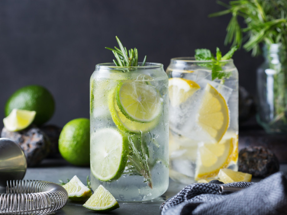 Alkohol z manj slabe vesti: Kako je hard seltzer postal hit