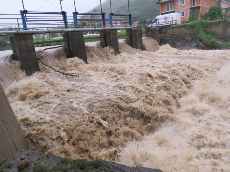 Poplave na borzi: Delnice Zavarovalnice Triglav in Pozavarovalnice Save navzdol