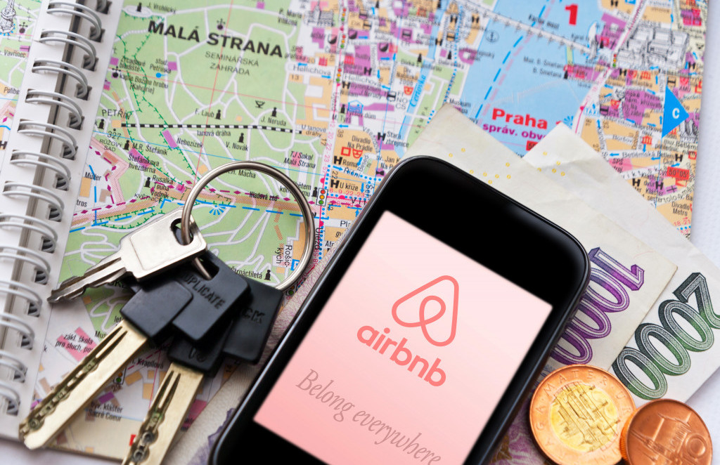Lahko omejitev oddajanja prek Airbnb sploh vpliva na najemniški trg?
