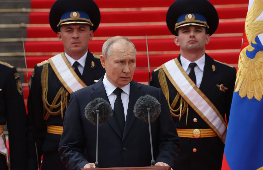 E-pismo: Namesto obuditve imperija sesuvanje Putinove hišice iz kart