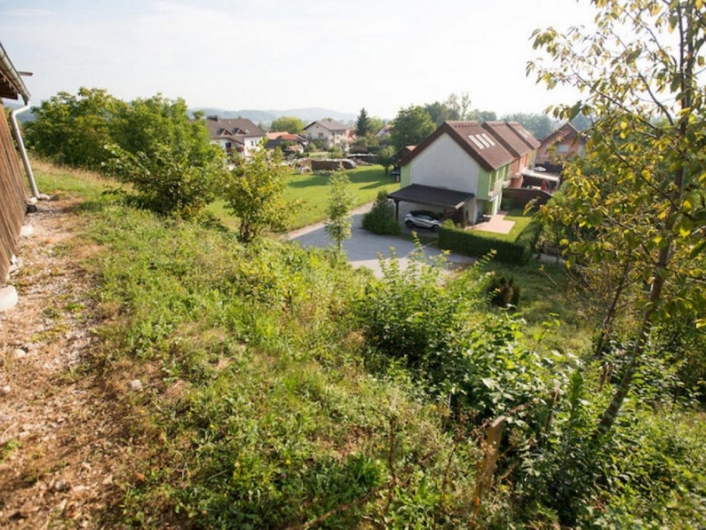 Zemljišča na dražbah: Kje boste lahko gradili stanovanja, hiše, poslovne prostore