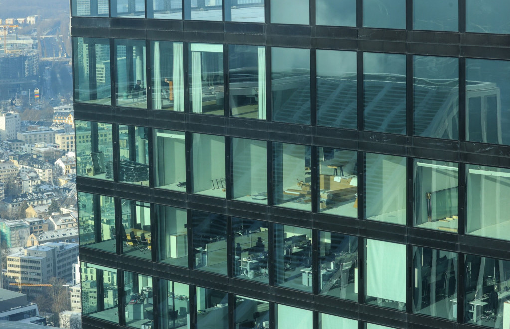 Top 5 novic za začetek dneva: Pol manj transakcij s poslovnimi prostori