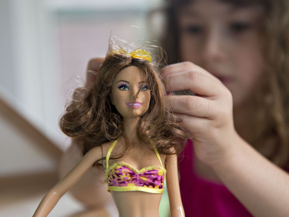 Mattel po filmu o barbiki sega globlje v skrinjo igrač