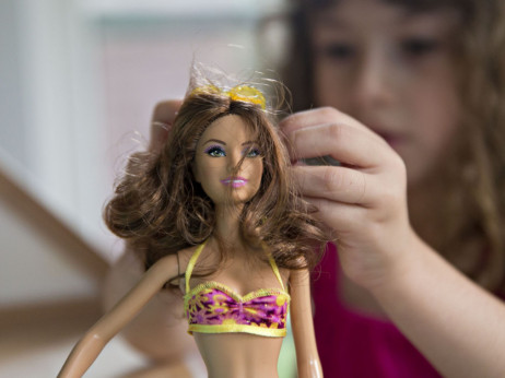 Mattel po filmu o barbiki sega globlje v skrinjo igrač