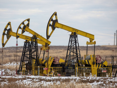 Zaloge nafte v ZDA z rekordnim padcem; cene nižje