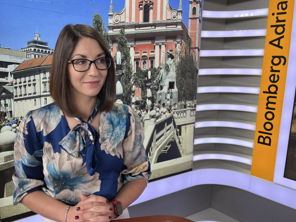 So ponudniki spornih računalnikov ministrice Stojmenove Duh prirejali cene?