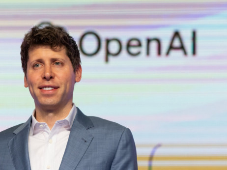 Po pritiskih zaposlenih se na vrh OpenAI vrača Sam Altman