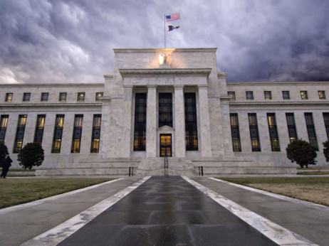 Fed brez presenečenj, nižanje obrestne mere v 2024 bo bolj postopno