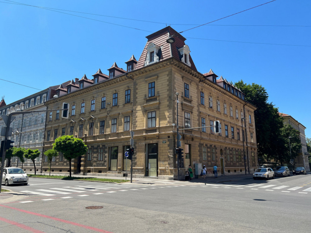 Zgodbe tedna: Prodaja najdražjih hiš, stanovanj in vile Loginovih