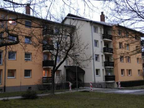 Avgusta na dražbah: Stanovanja in hiše v Ljubljani, gostilna na Pokljuki, jadrnica