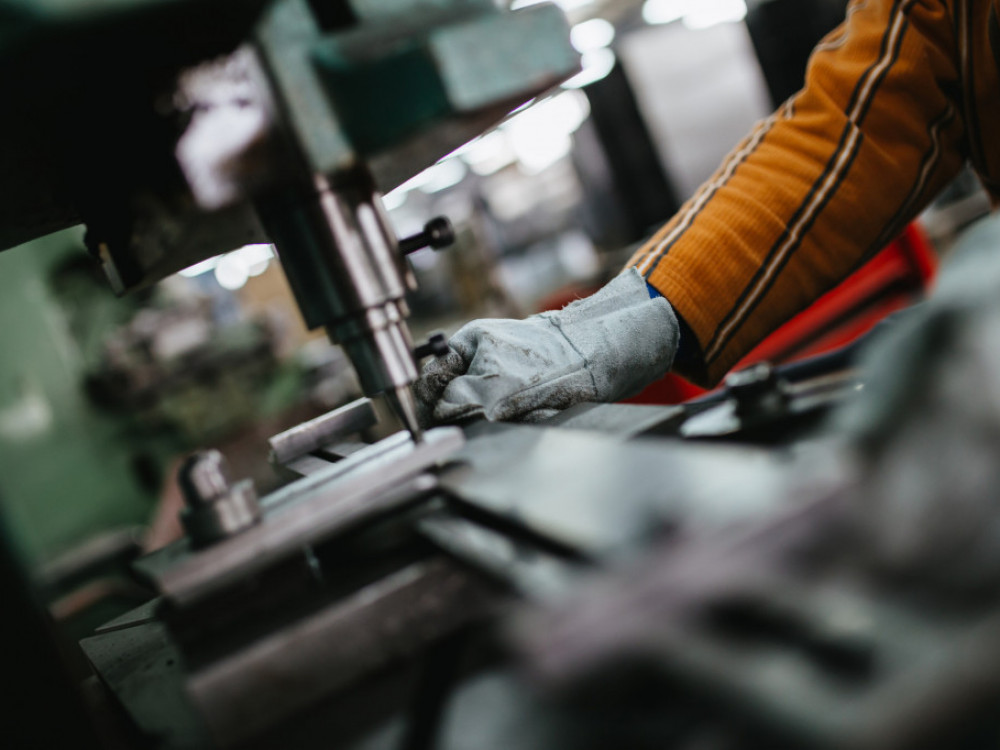 Industrijska proizvodnja slabše že pred ujmo, ki jo je močno prizadela
