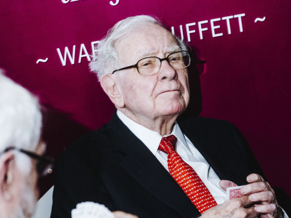 Warren Buffett sedi na rekordno velikem kupu denarja
