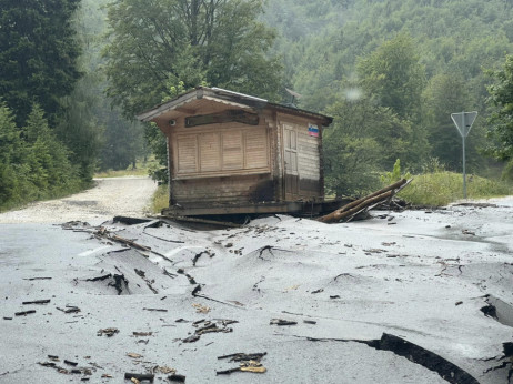 Odplavljen najboljši del turistične sezone, evakuacija Velike planine, zaprta Solčava