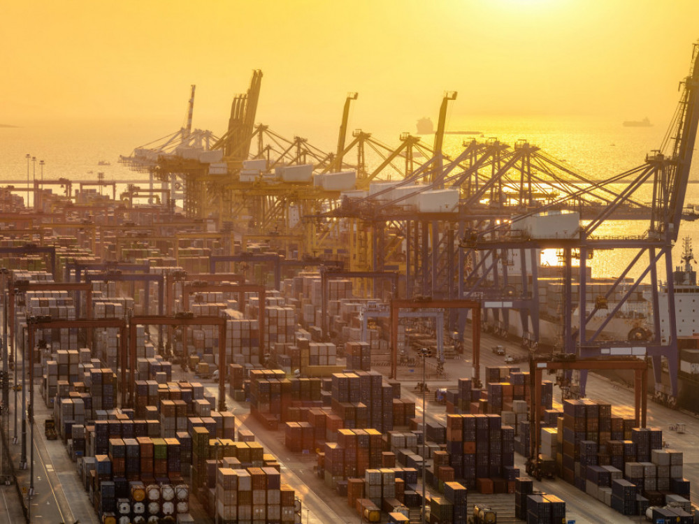 Kitajski izvoz na letni ravni upada od maja dalje, grozi še deflacija