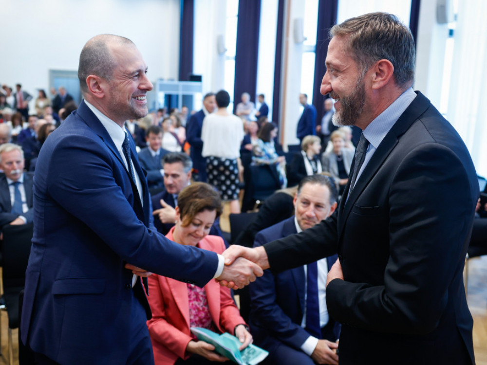 Zgodbe dneva: Obdavčitev bank in vztrajno visoke cene nepremičnin
