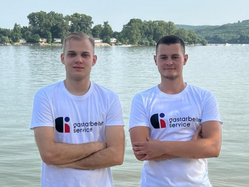 Študenta želita tujcem in diaspori olajšati urejanje obveznosti v Srbiji