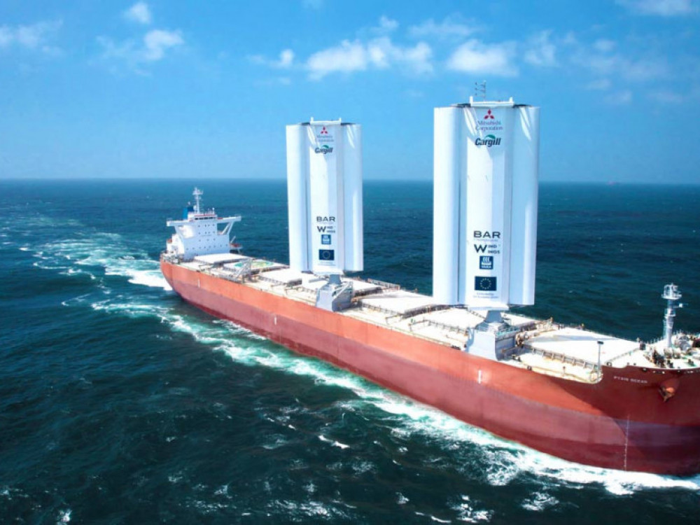 Nove tehnologije za znižanje izpustov: Na oceane se vračajo tovorne ladje na veter