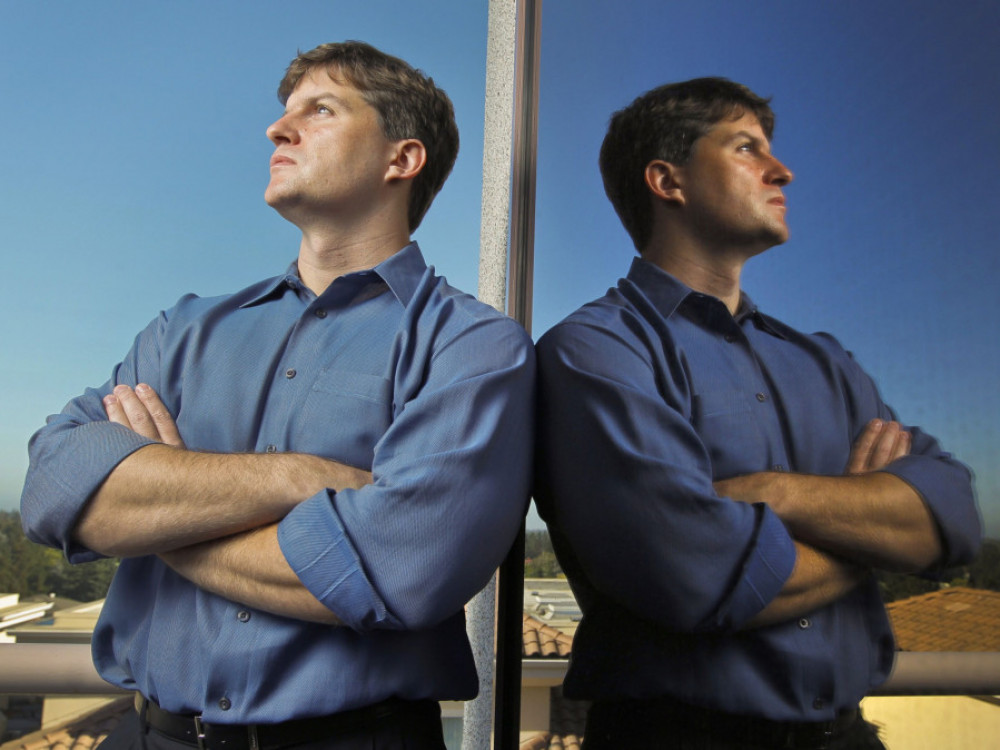 Michael Burry stavi na borzni upad – kaj napovedujejo trendi?