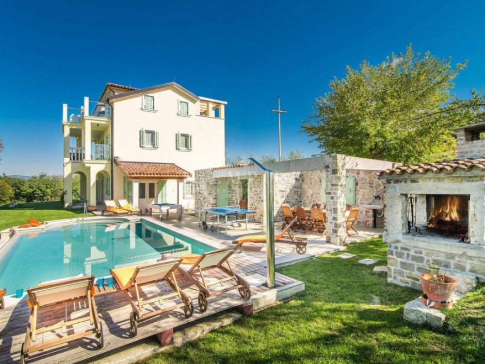 Zgodbe dneva: Drage nepremičnine, Petrol in hekerji z umetno inteligenco