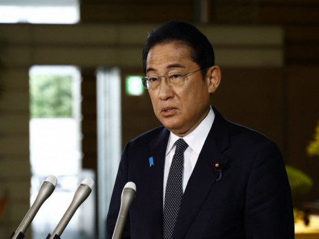 Japonski premier si s 113 milijardami dolarjev spodbud rešuje kožo