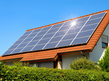 Kljub nižji spodbudi sončne elektrarne še privlačne, baterijski hranilniki ne