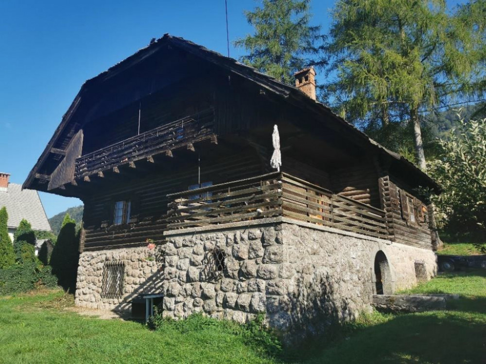 Aprilske dražbe: hiše v Ljubljani, Bohinju in Mojstrani, apartma v Kranjski Gori