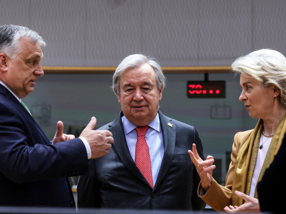 Orbanove tovarne baterij kot poroka med Vzhodom in Zahodom