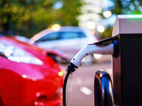 Anketa: Večina vprašanih ne razmišlja o nakupu električnega avta