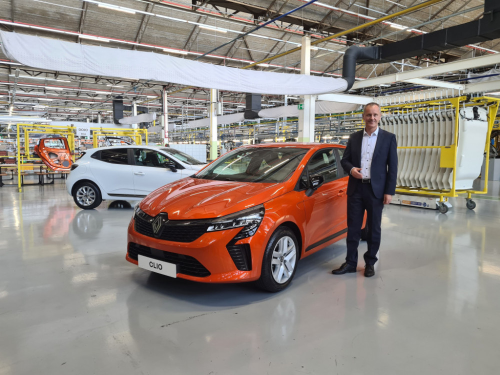 Napoved 2024: Slovenska avtomobilska industrija z milijoni stavi na e-mobilnost